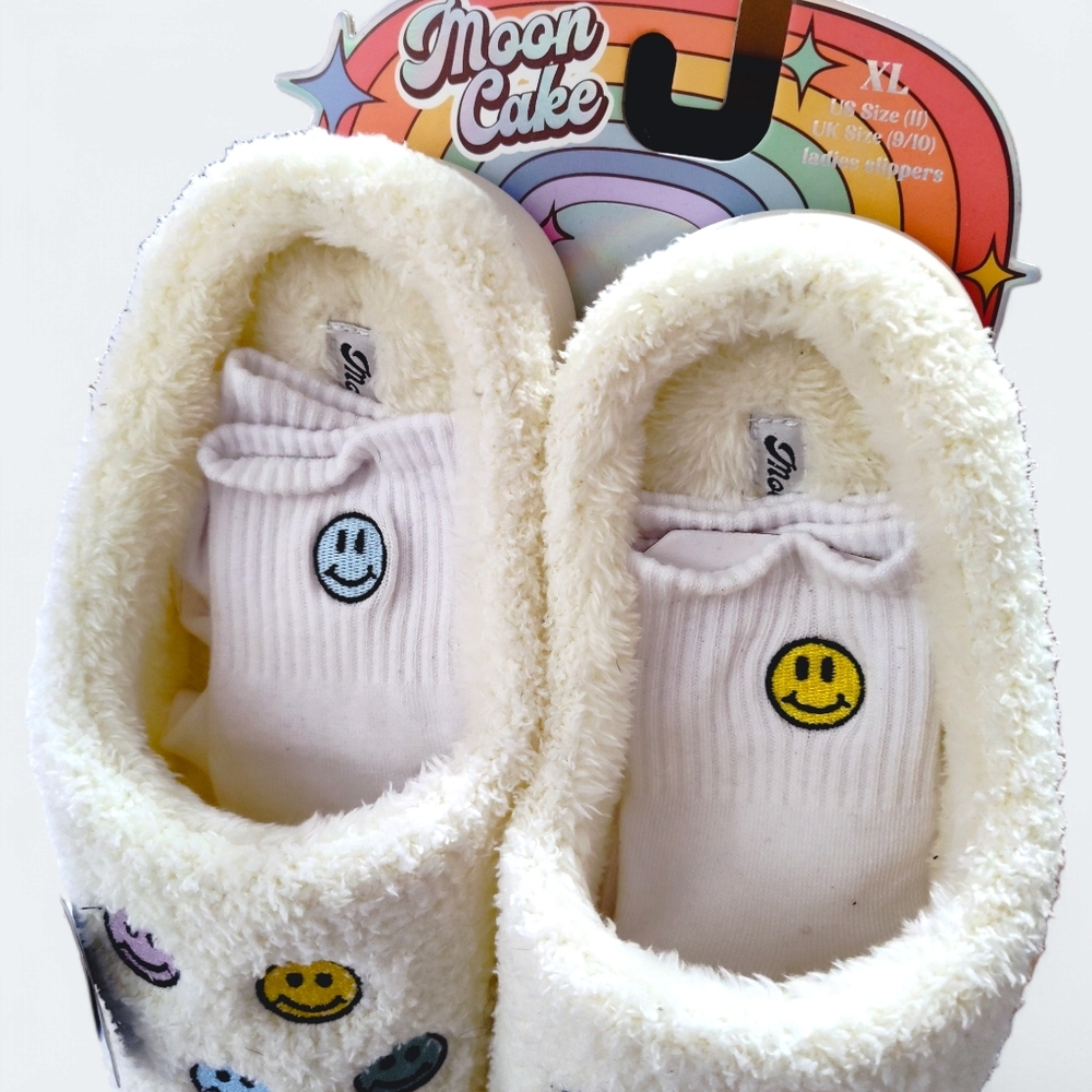 Moon Cake Smiley Face Slippers and Socks Set Womens Size XL 11-12 - Picture 4 of 9